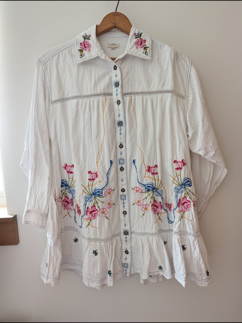 Pilcro White Embroidered Floral Button-Front Blouse